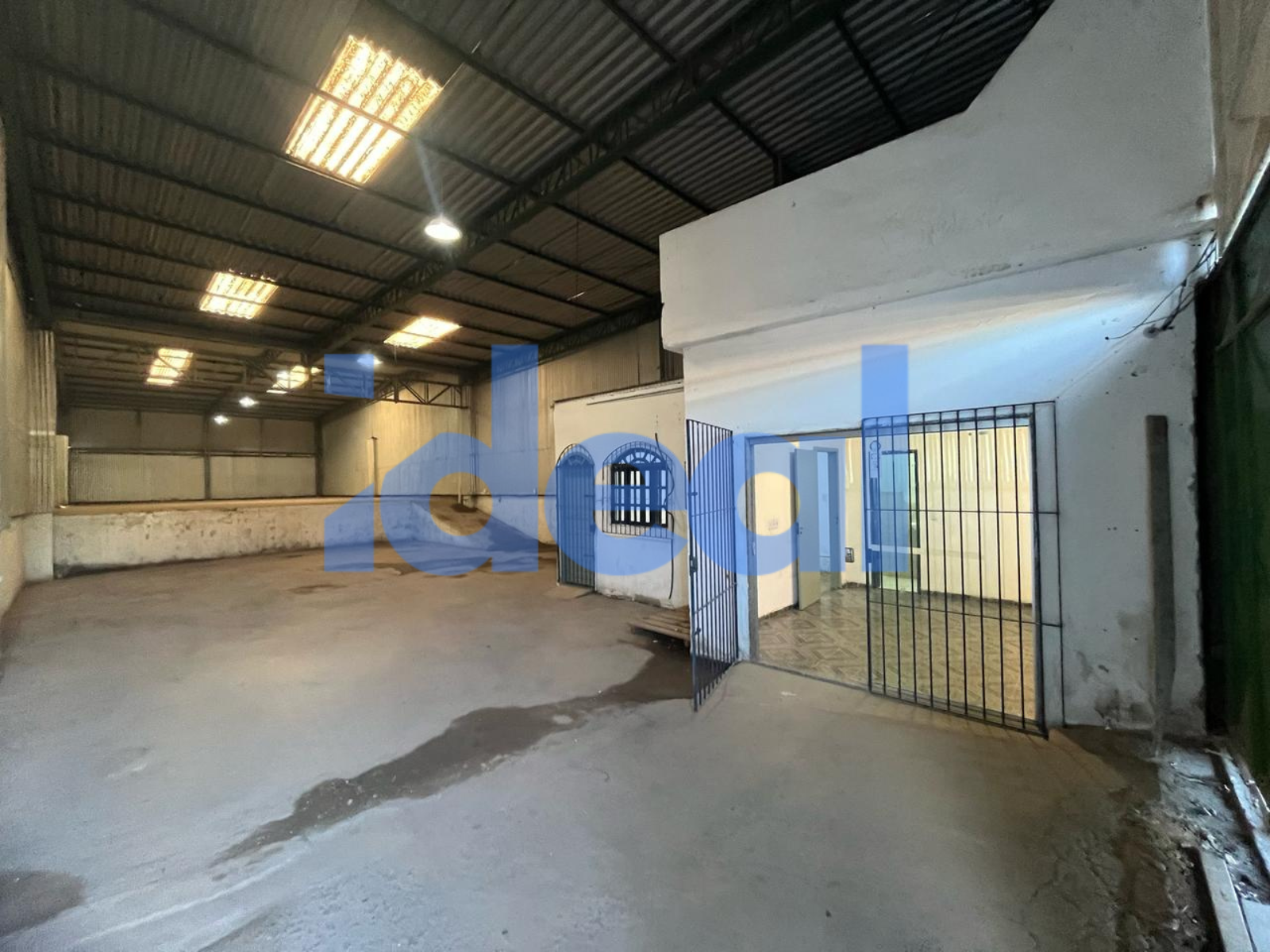 Galpão de 450 metros quadrados com plataforma