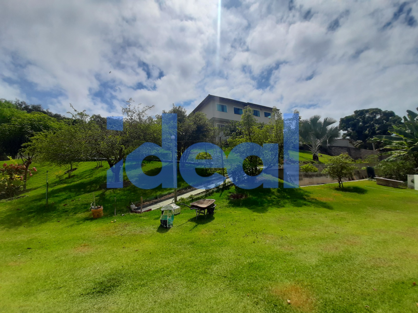 Casa com área de 2.000 metros quadrados em Terra Vermelha